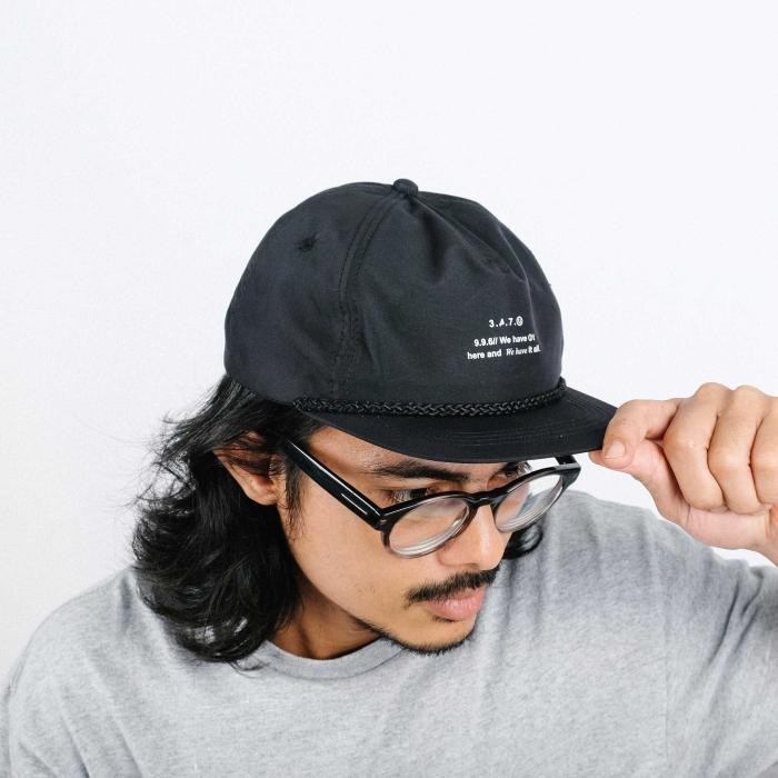 UNKL347 Topi Five Panel Warna Hitam Detail Simpel BTTG *