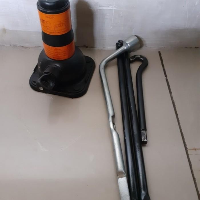 DONGKRAK MOBIL TOYOTA INNOVA