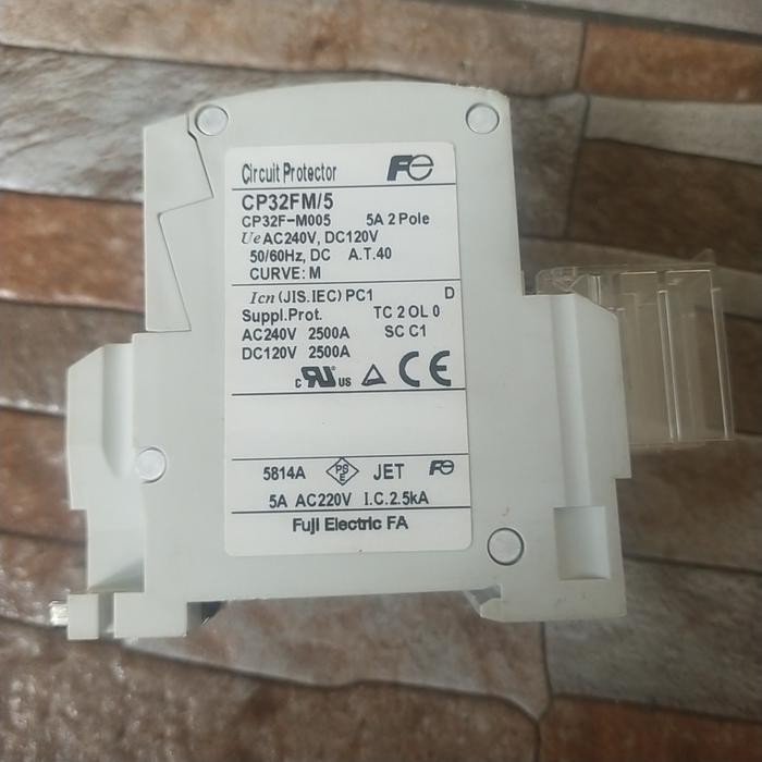 circuit protector CP32FM/5 5ampre 2pole