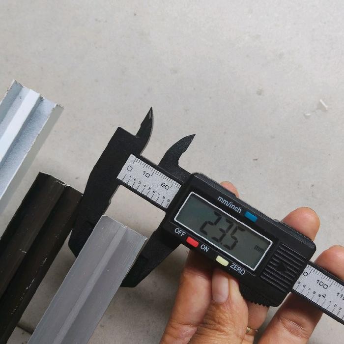 RELL PINTU KOLONG DAPUR BAWAH DAN PINTU KOLONG BAWAH TANGGA REL LEMARI GESER SLIDING ALMUNIUM HITAM