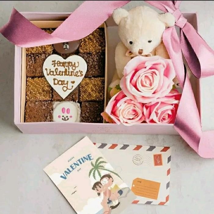 

Kado Hadiah Gift Box Hamper Valentine Love Brownies + Boneka + Bunga