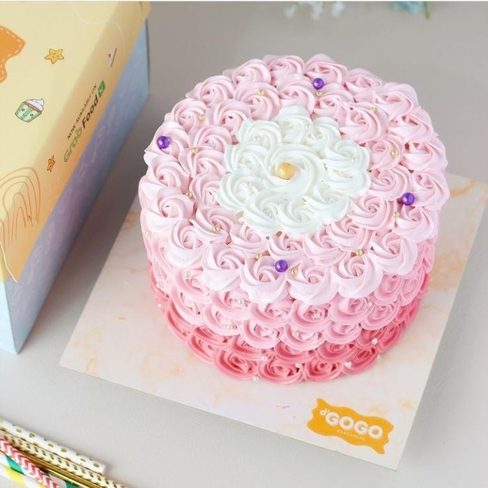 

Kue Ulang Tahun vanilla / Signature Birthday Cake by dGOGO Bakehouse