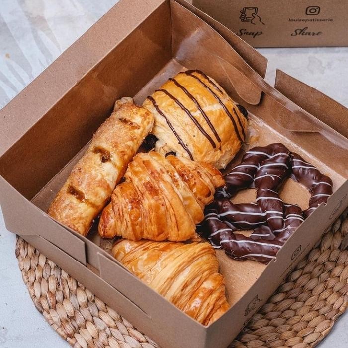 

Croissant Gift Box / Kado / Bingkisan Roti Kroisan - Birthday / Wisuda