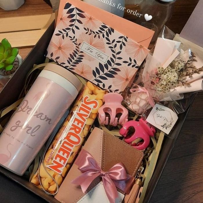 

Hampers Box Ulang Tahun Cewek / Birthday Gift Box / Graduation