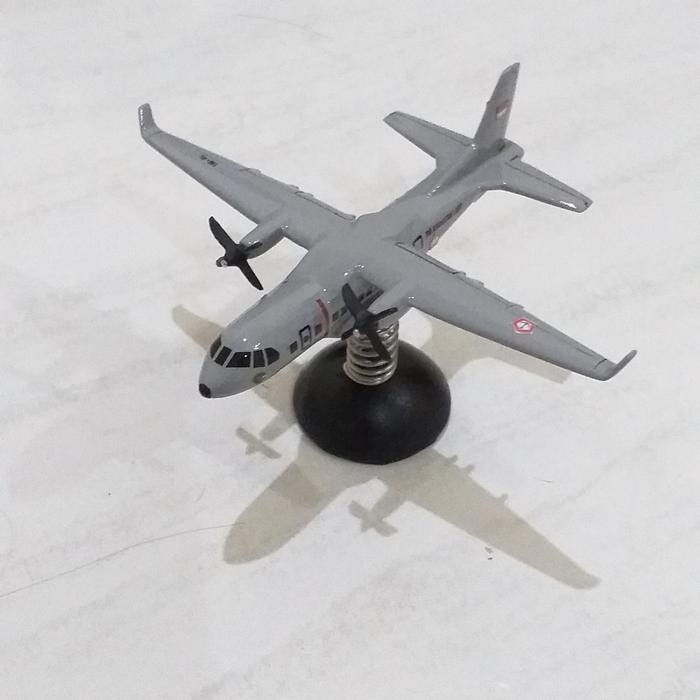 Miniatur pesawat CN235-220