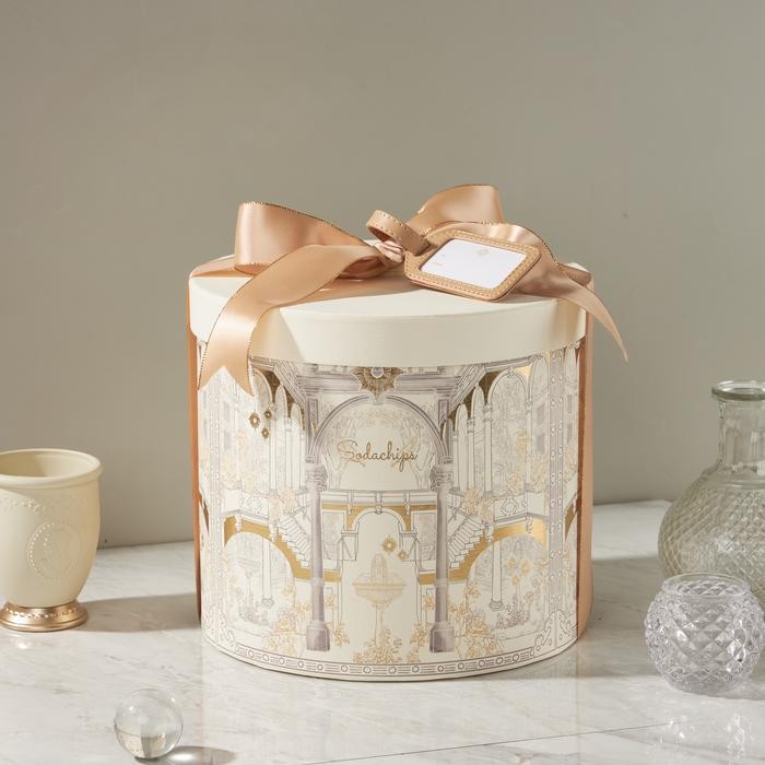 

DIORAMA - Signature Gold gift box by Sodachips hampers