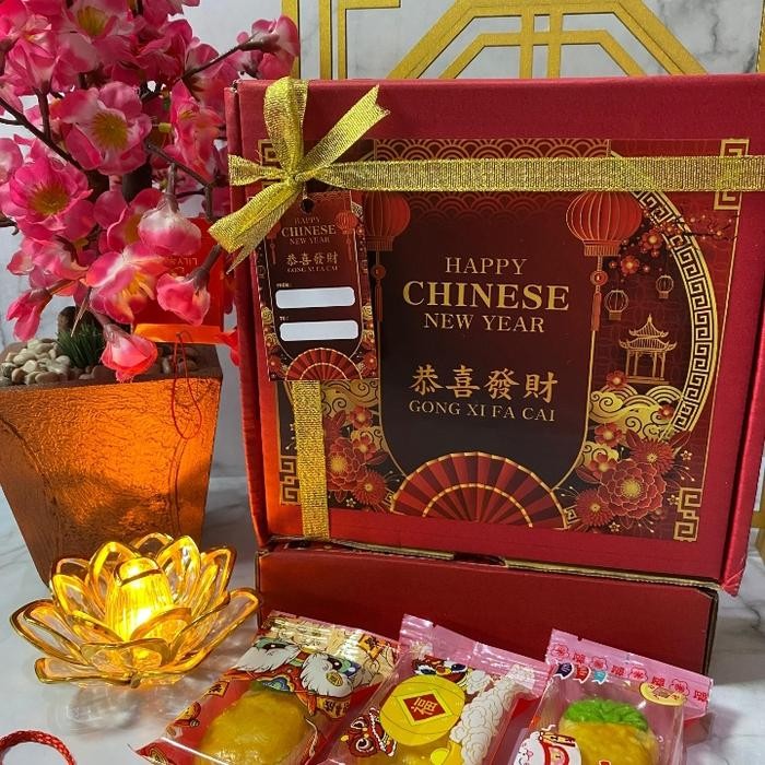 

Hampers Imlek Nastar Taiwan Pineapple Cake isi 12 pcs.