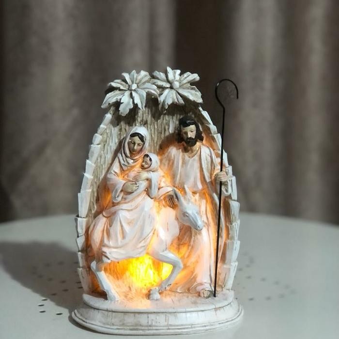 pajangan patung bayi yesus , maria , yusuf