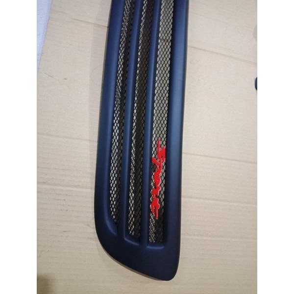 Grill Suzuki Ertiga Lama Plus Emblem Sport Merah