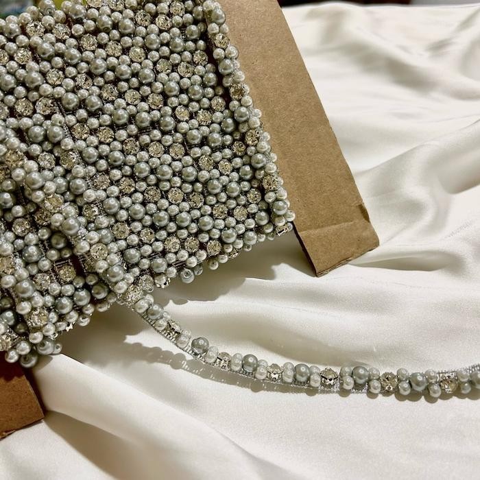 

Payet Rangkai Mutiara Instan Silver Abu Muda Series Meteran Aksesoris Kebaya