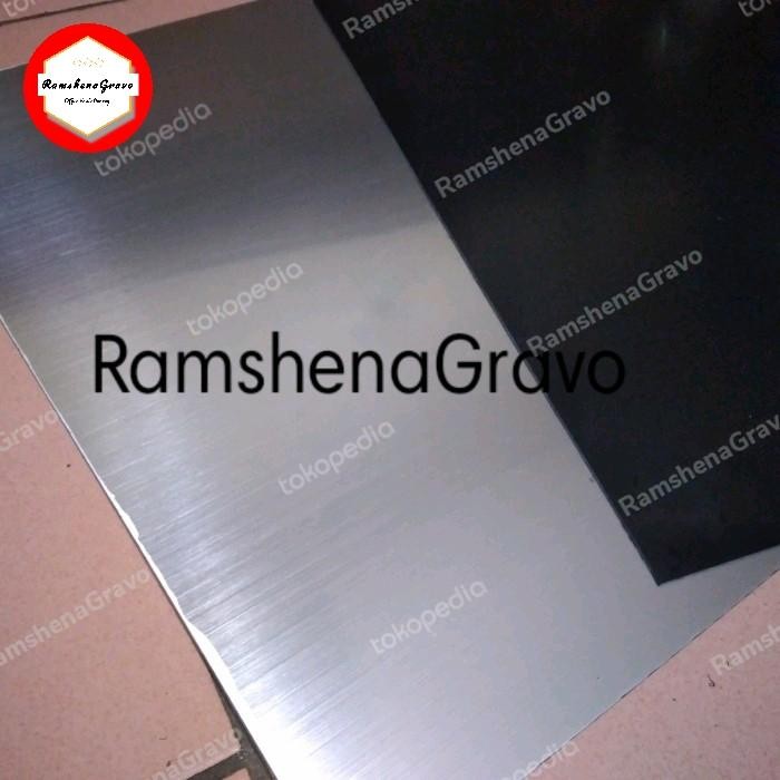 

gravoply silver hairline / bahan name tag /40cm x 60cm tebal 1.5mm
