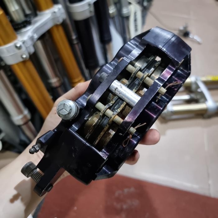 Kaliper Depan Harley Davidson 6 Piston Kanan