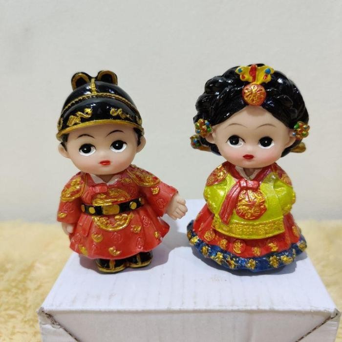 Patung Pajangan Souvenir Boneka Korea Baju Merah *