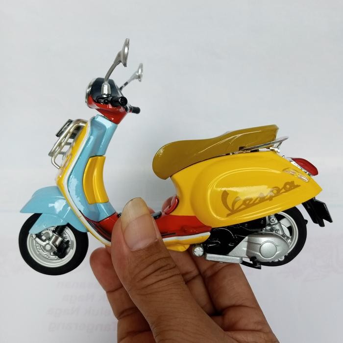 Diecast Miniatur Motor Vespa Primavera Skala 1:12 Handmade
