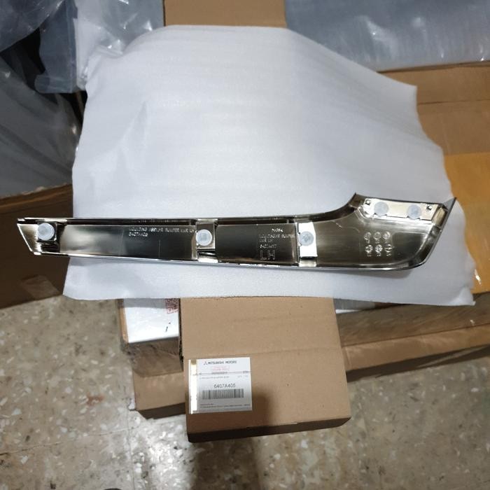 List Chrome Bumper Depan Kiri Bawah Pajero Sport 2021-2025 6407A405