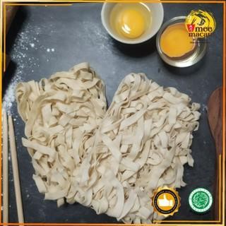 

PREMIUM MEE POK KERING MIE KWETIAW CHINESE NOODLE JUMBO HALAL 150 GRAM