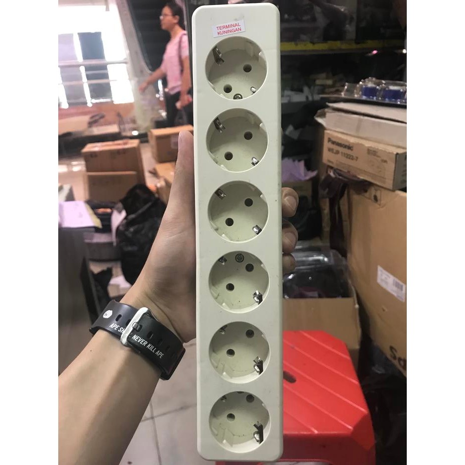 Stop kontak 6 lubang UTICON