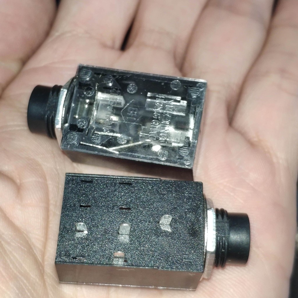 SOCKET AKAI MONO SEGI 4 PIN TRANSPARAN. SOKET AKAI MONO KOTAK 4 KAKI.