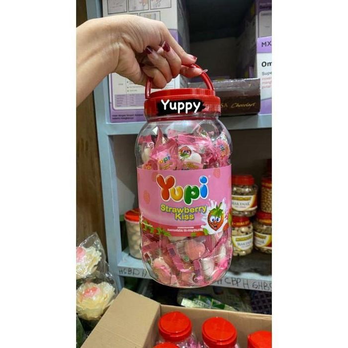 

New Yupi Kiss Strawberry dan mix Jar Toples 300gr