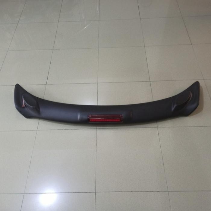 spoiler Nissan Almera sedan Almera dengan lampu