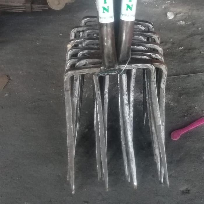 Garpu Injak Tanah 4 Gigi - Garuk Pertanian