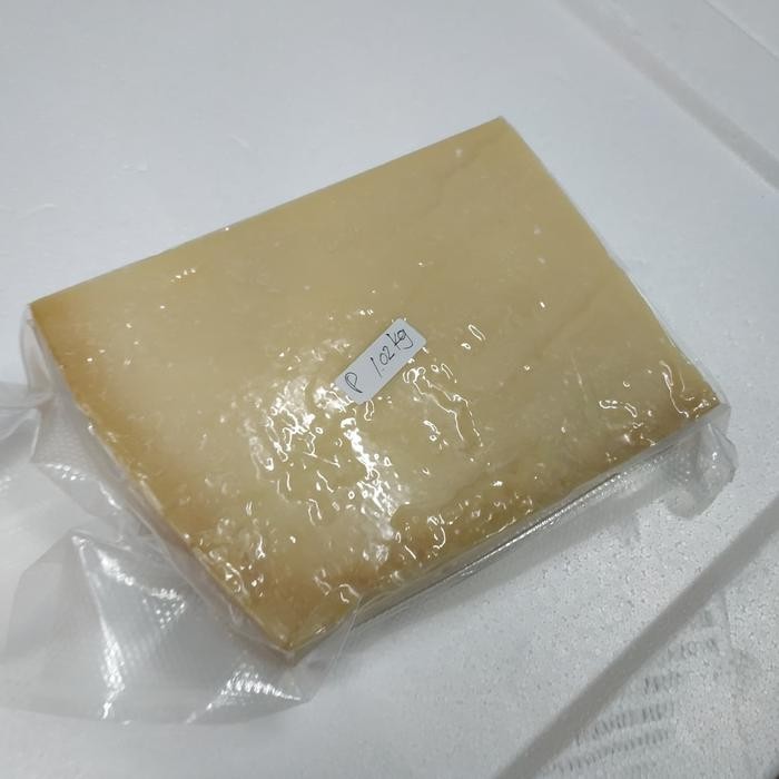 

Parmigiano Reggiano Latteria Cheese 1 kg Best Seller