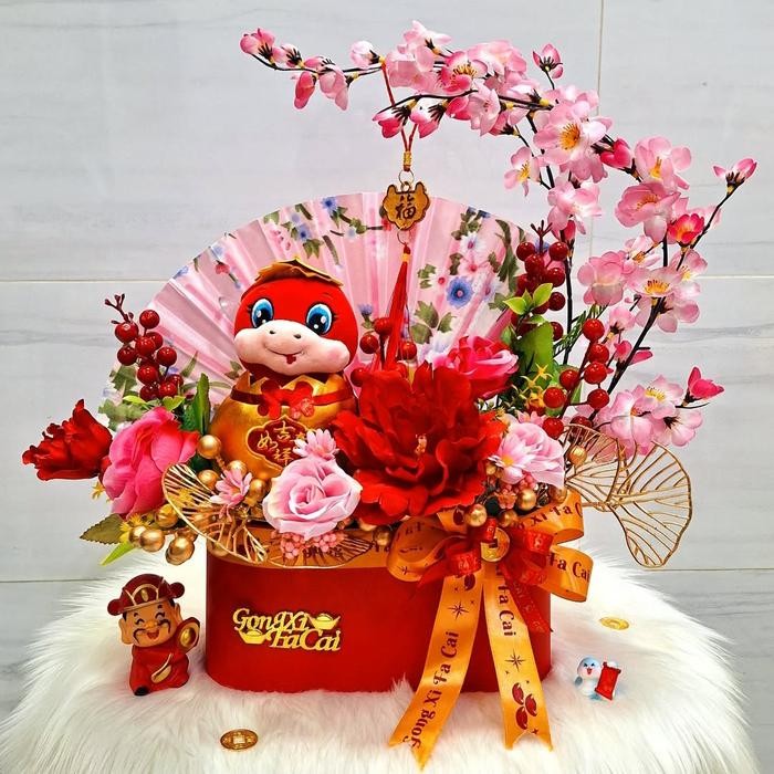 

Chinese New Year VIP Flower Arrangement Bloombox Hampers 2025 Buket Bunga + Boneka Imlrk Shio Ular