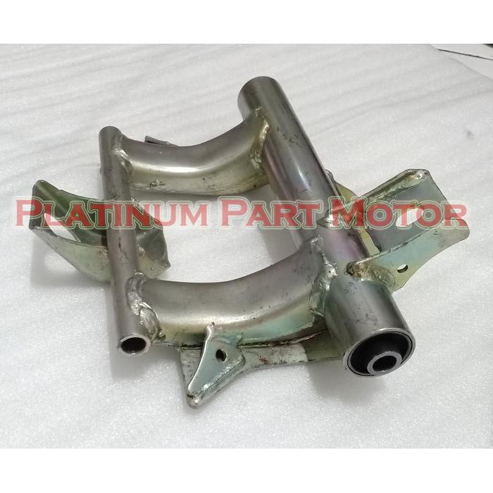 Dudukan Mesin plus Bosh Arm Link Assy Engine Hanger - BeAT FI ORIGINAL