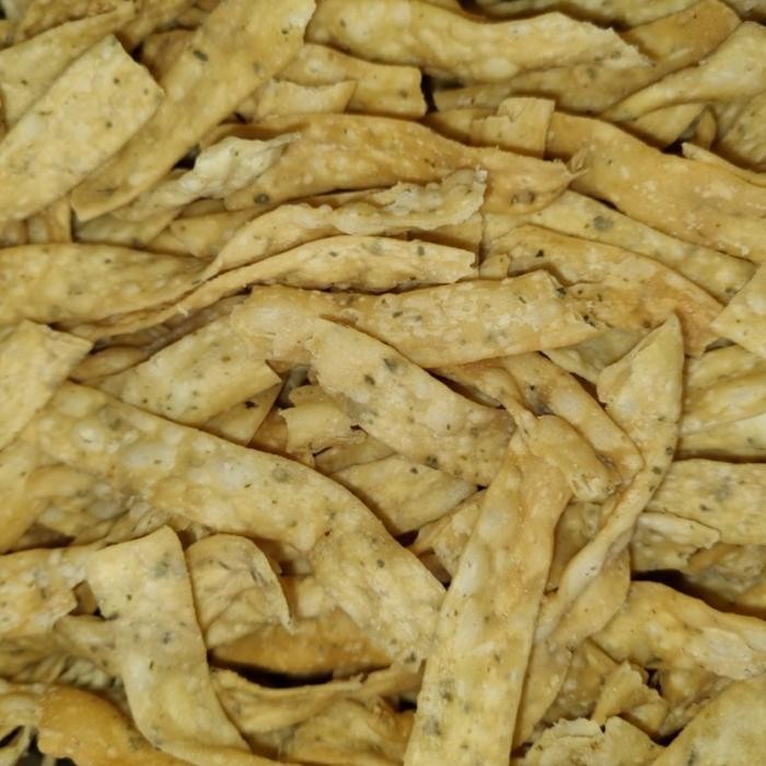 

Sedia Keripik pangsit/keripik stik pangsit rasa daun jeruk gram.