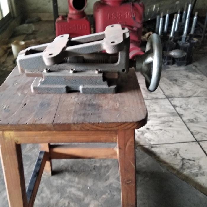 dudukan dinamo 1 phase,3phase bahan besi cor