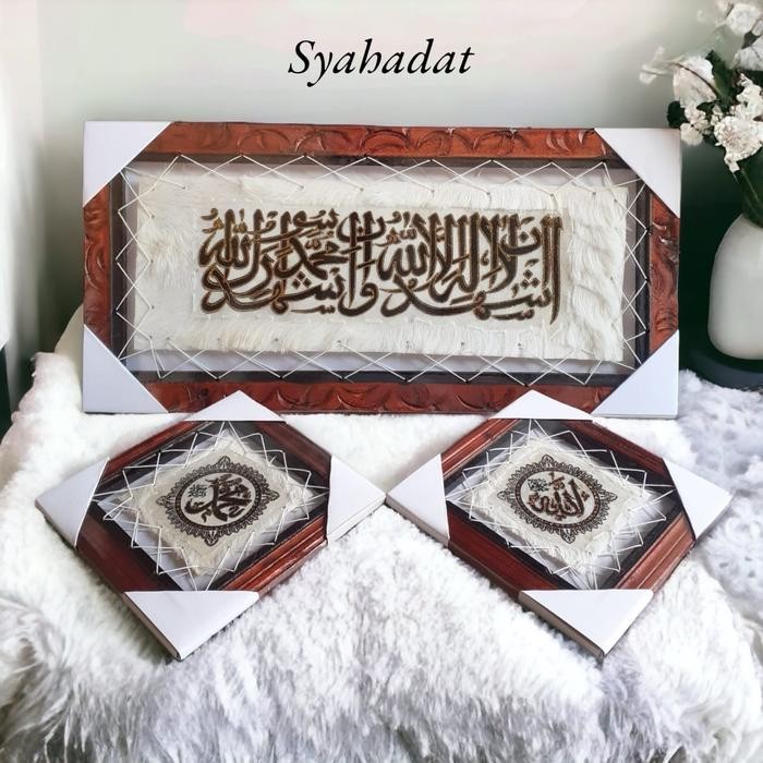 

Hiasan Dinding Kaligrafi Syahadat 30x60 1kg 1set