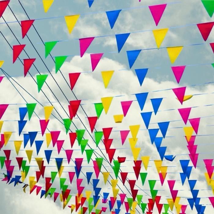 UMBUL UMBUL RAWIS RAWIS UMBUL UMBUL WARNA WARNI BENDERA SEGITIGA