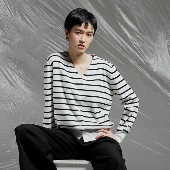 Ready- This Is April Atasan Outerwear Rajut Stripe Wanita Lengan Panjang Esme Cardigan White Dan