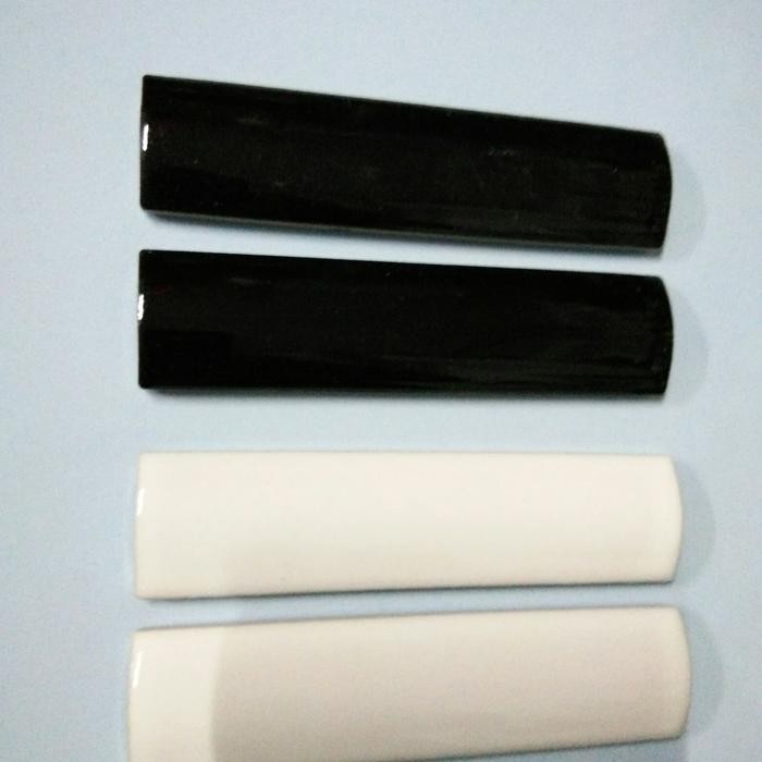 Bon bon keramik 10 cm hitam dan putih/ List keramik siku / kuku macan
