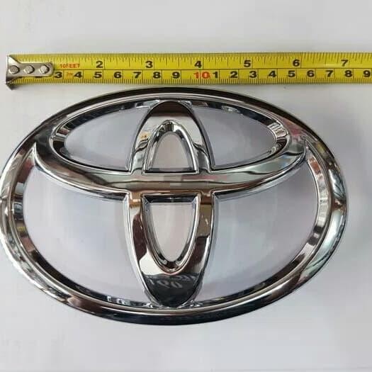 Emblem logo Toyota depan mobil Gilux/Fortuner