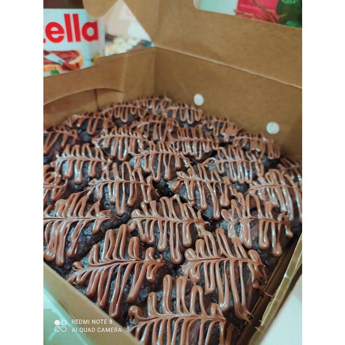 

BROWNIES BELLA FUDGY TOPPING FULL NUTELLA 20X20CM KODE 130