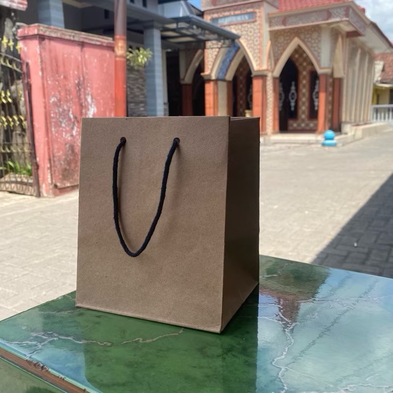 

Paper Bag Coklat Polos Ukuran 14x11x16 (paket 12pcs) |Tas Kertas |Tas Kado |Tas Souvenir |paperbag Hampers