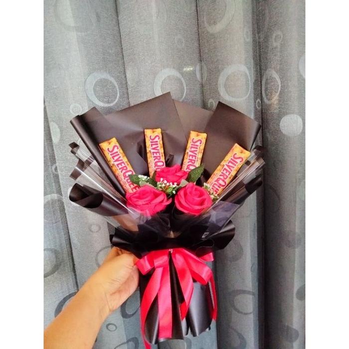 

terbaru !!! buket cokelat silverqueen plus bunga chocolate coklat ready