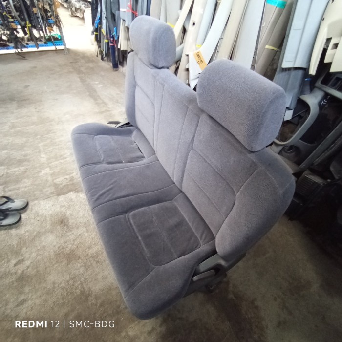 Jok / Kursi Belakang Baris Ke 3 Bekas Mobil Kia Carnival (Kulit Bludru) Copotan