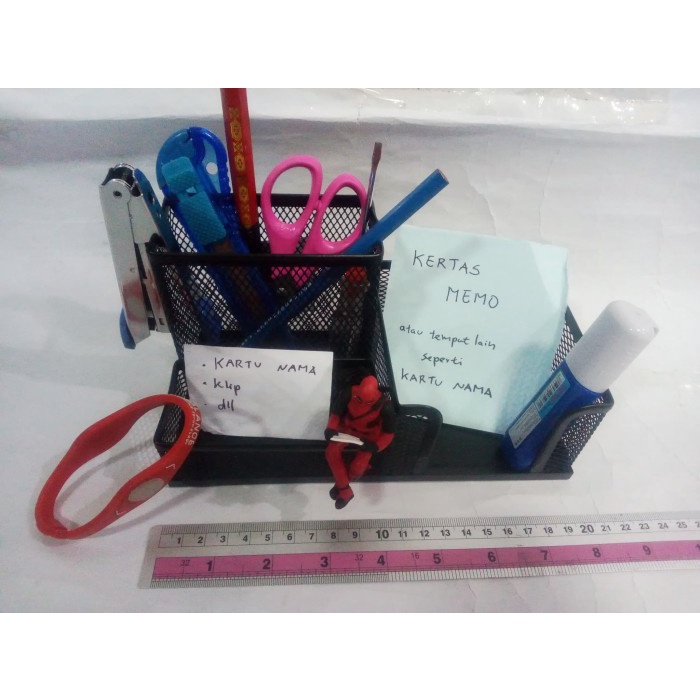 

Tempat Alat Tulis Pensil Pulpen Kertas Di Meja Kantor / Meja Belajar