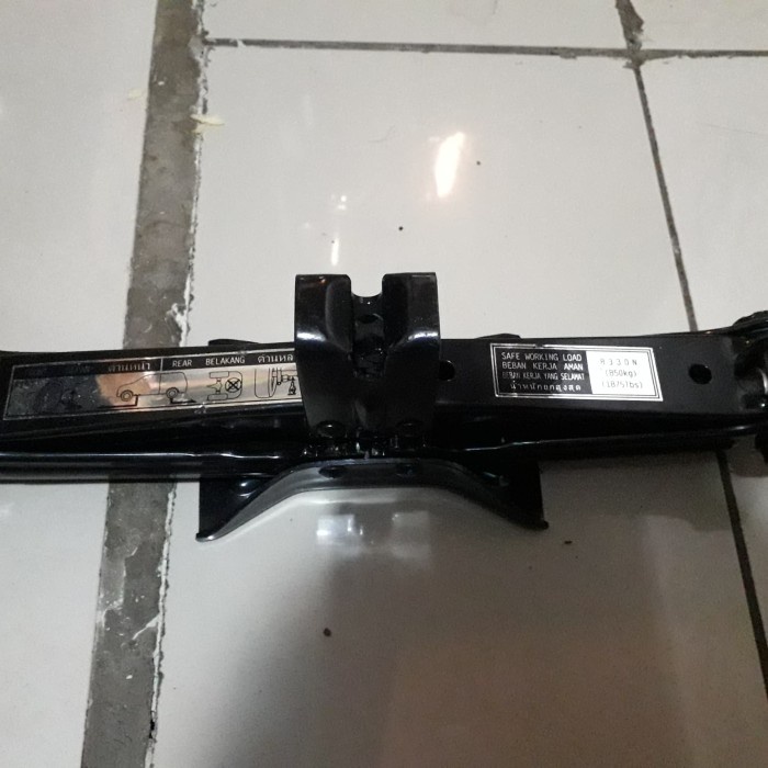 dongkrak mobil avanza