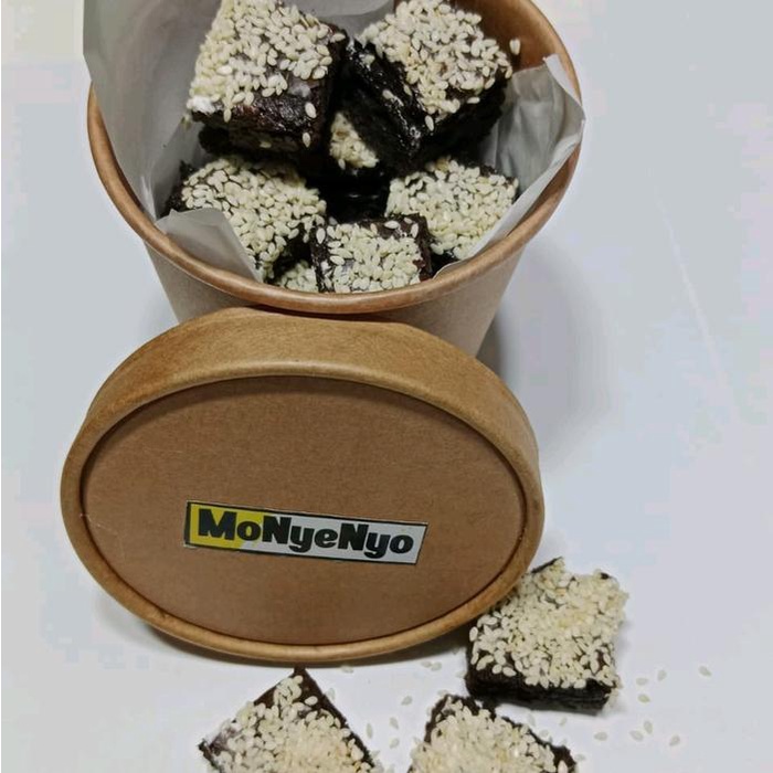 

Monyenyo bittes brownis panggang toping wijen