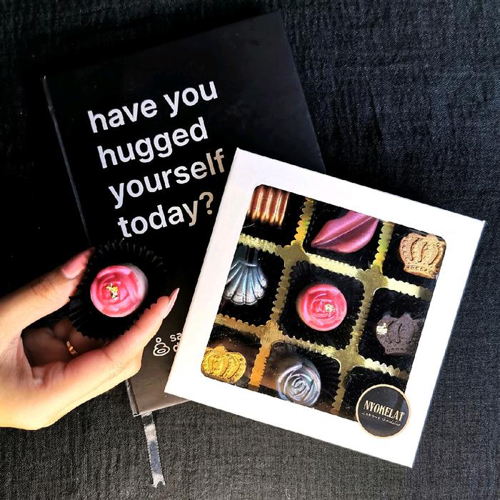 

Nyokelat Cokelat Bonbon isi 9 Bonbon - Cream Coffee, Dark Chocolate, Harhoem, Sakura & Caramel