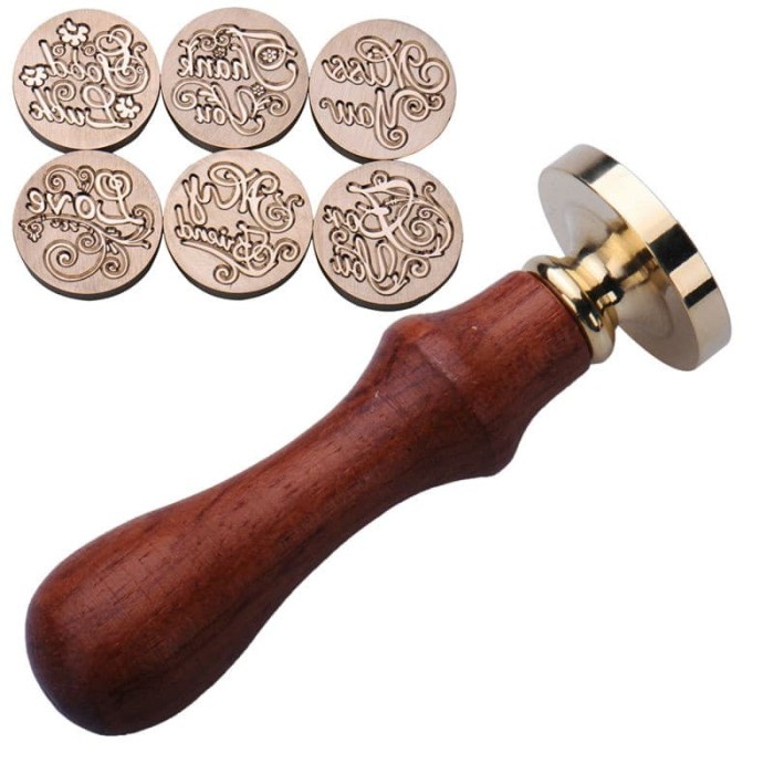 

SEALING WAX STAMP WITH WOOD HANDLE - GREETINGS WORD