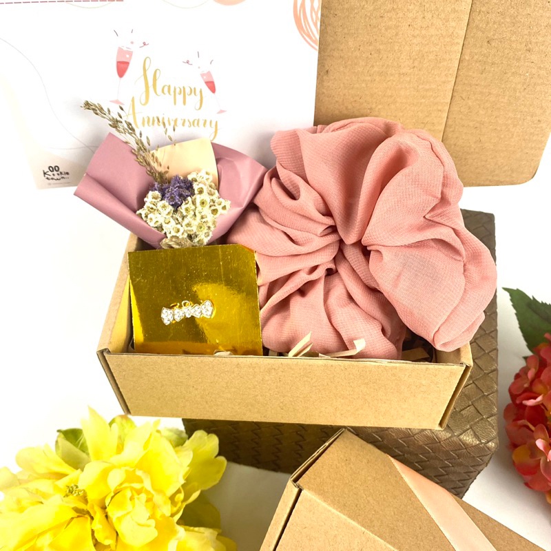 

HJ Hampers ulang tahun cewe / Scrunchie / hadiah Ulang tahun murah / ikat rambut jumbo / Hadiah