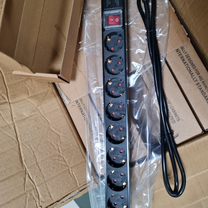 Pdu Rack Server 8 Port / Pdu 8 Lubang