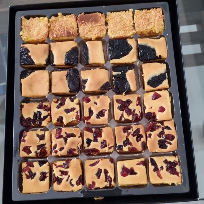 

lapis legit plum keju dan cranberry