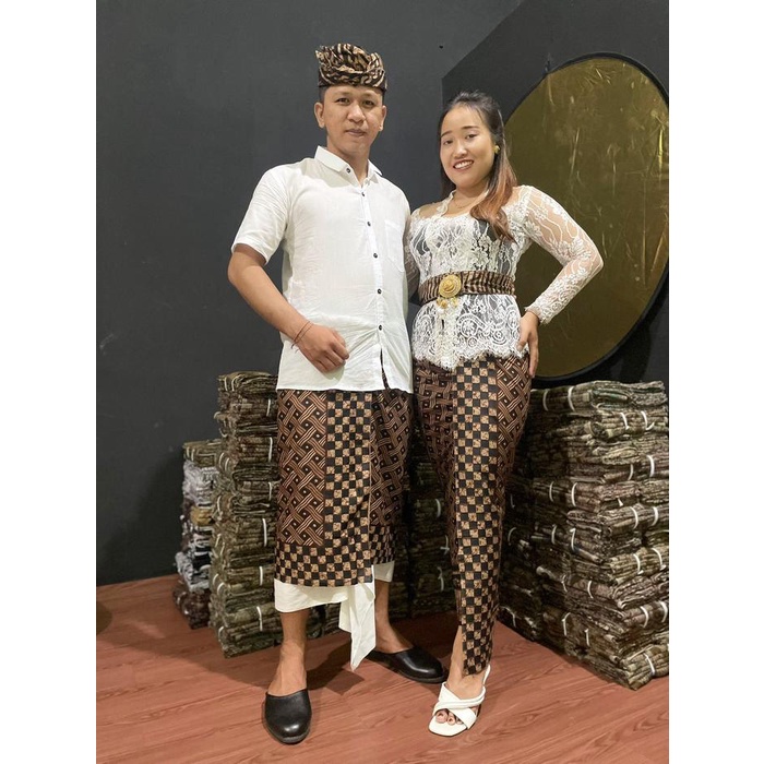 Ready Set Couple Batik Indigo Kamen Selendang Wanita Saput Udeng Pria Pakaian Adat Bali Ready