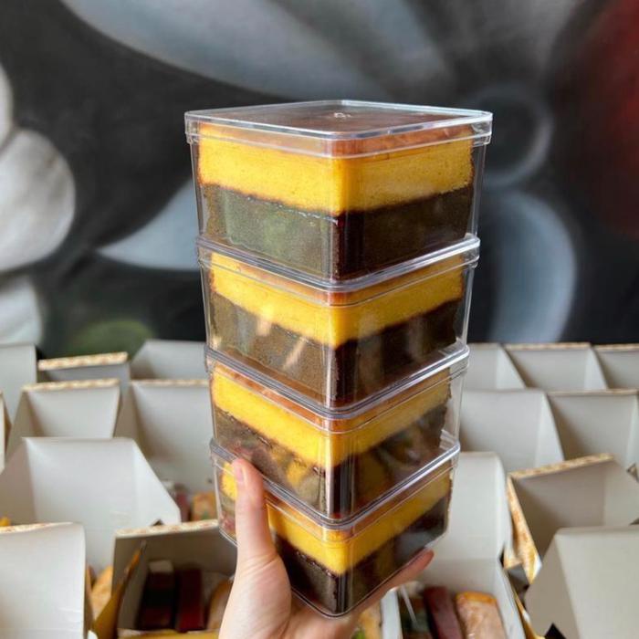 

Lapis surabaya lembut full kuning telur 2 layer ukuran kecil toples 10x10
