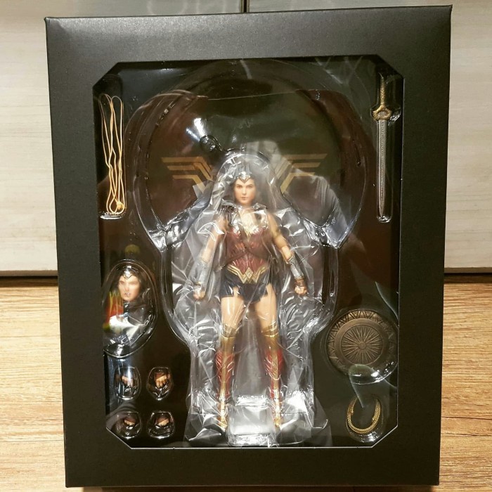 MEZCO ONE:12 COLLECTIVE WONDER WOMAN MOVIE GAL GADOT